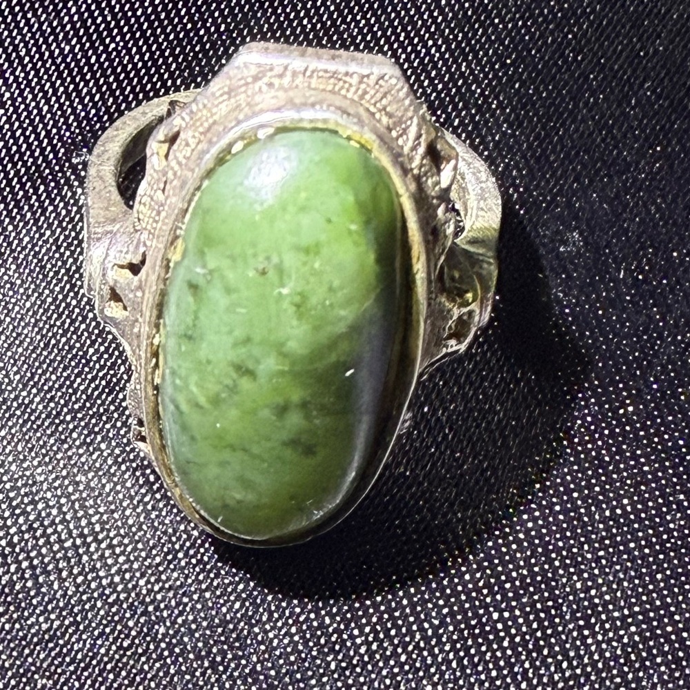 Vintage real Nephrite Jade Sterling Silver ring 1960s
Sz 6 1/2 - Picture 5 of 14
